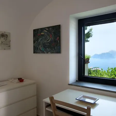 Flora, Villa *